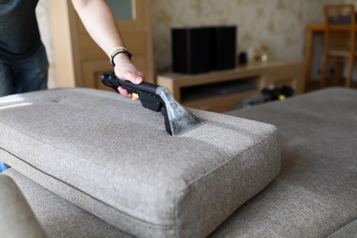Comment nettoyer un canapé en tissu ?