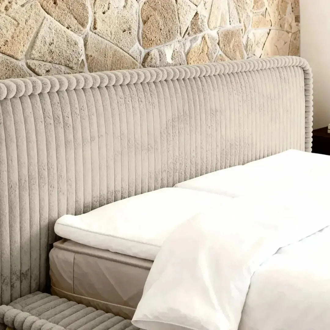 Tête de lit haute et capitonnée